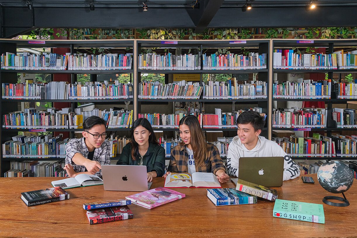 Book Lounge   Satu-satunya Perpustakaan Perguruan Tinggi  Swasta terakreditasi di Bali dengan koleksi literatur  lengkap dengan suasana tenang & nyaman.