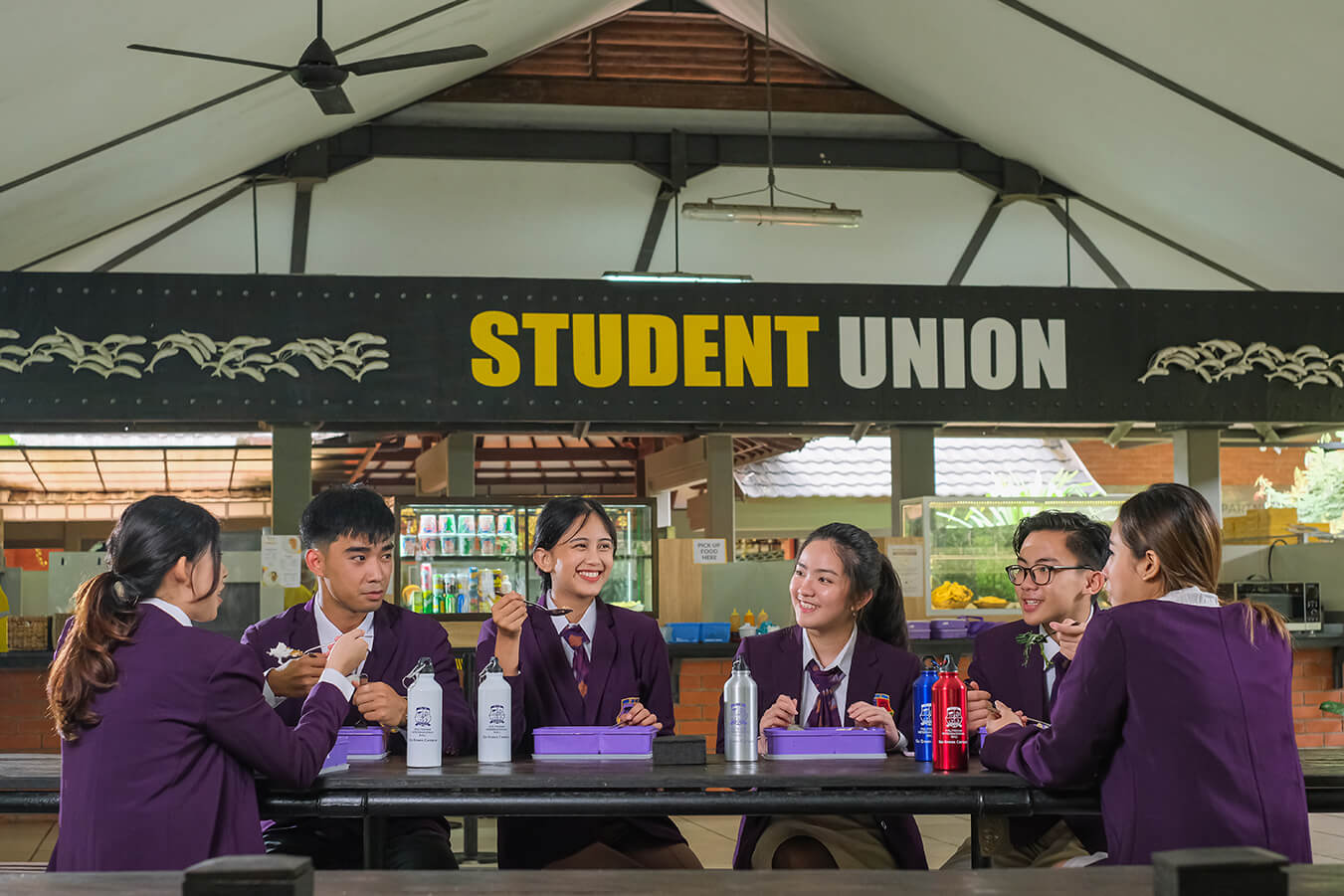 Student Union   Kafetaria yang menyediakan berbagai pilihan menu  makanan sehat dengan harga terjangkau.